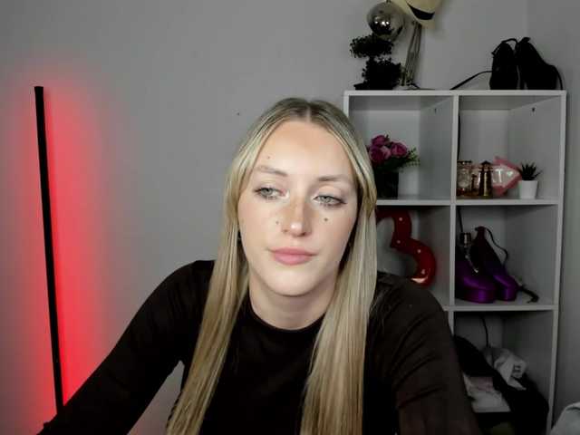 EvelynBlond live cam on BongaCams