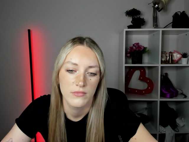 EvelynBlond live cam on BongaCams