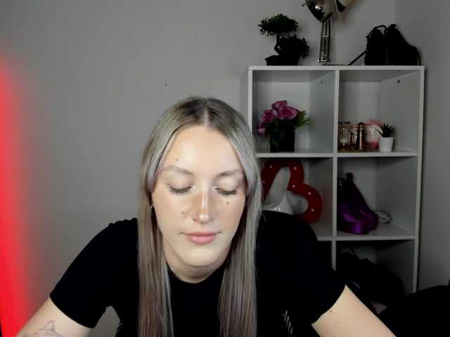 EvelynBlond live cam on BongaCams