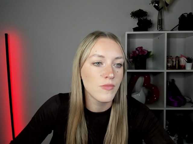 EvelynBlond live cam on BongaCams
