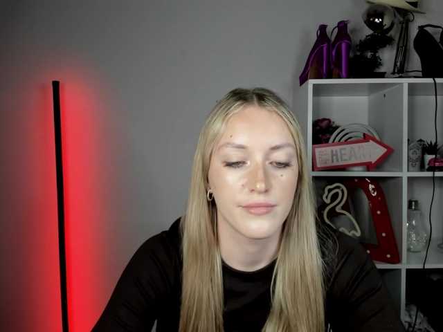 EvelynBlond live cam on BongaCams