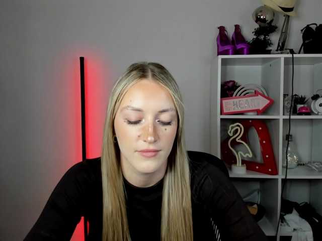 EvelynBlond live cam on BongaCams