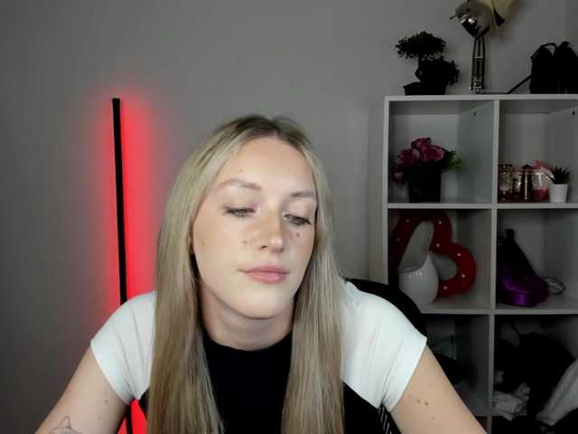 EvelynBlond26 live webcam show