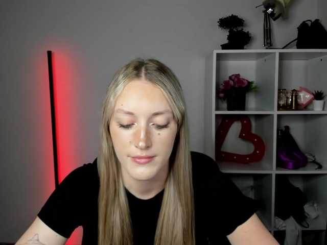 EvelynBlond live cam on BongaCams