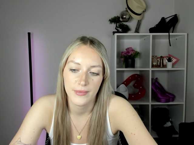 EvelynBlond live cam on BongaCams