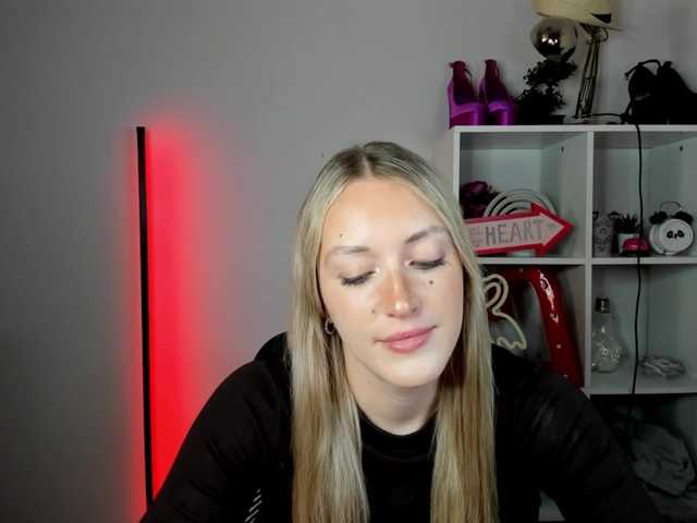 EvelynBlond live cam on BongaCams