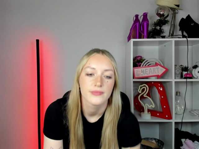 EvelynBlond live cam on BongaCams