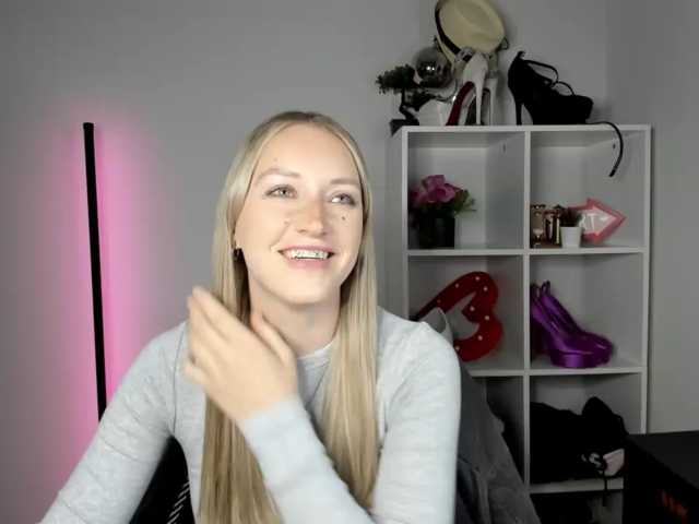 EvelynBlond live cam on BongaCams