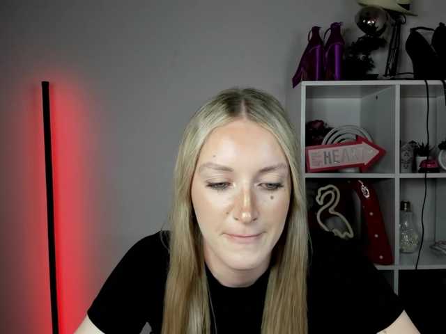 EvelynBlond live cam on BongaCams