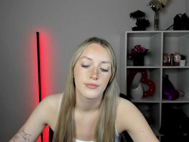 EvelynBlond26 live webcam show