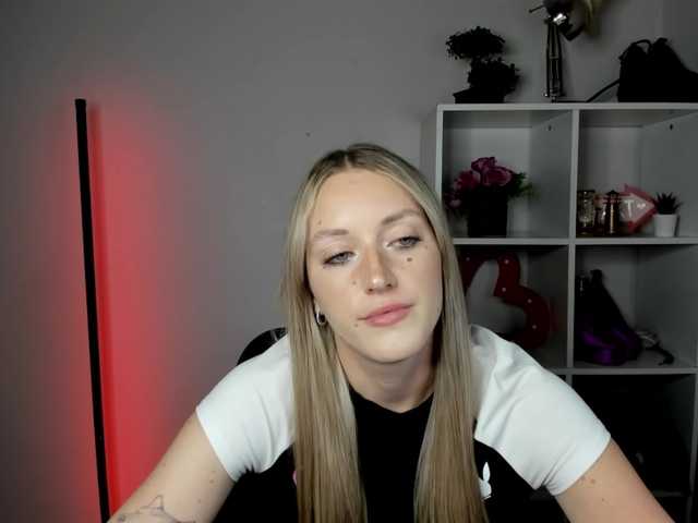 EvelynBlond live cam on BongaCams