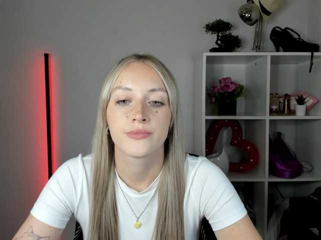 EvelynBlond live cam on BongaCams