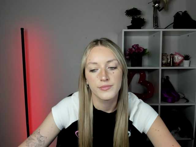 EvelynBlond live cam on BongaCams