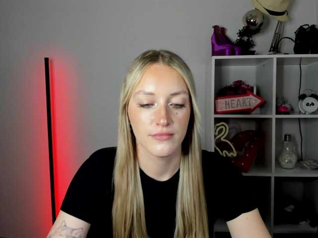 EvelynBlond live cam on BongaCams