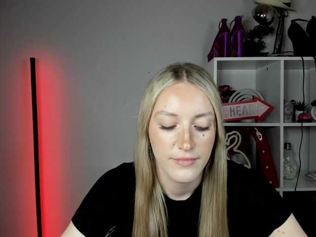 EvelynBlond live cam on BongaCams