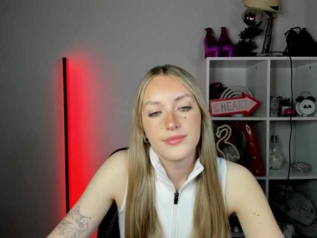EvelynBlond live cam on BongaCams