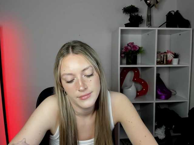 EvelynBlond live cam on BongaCams