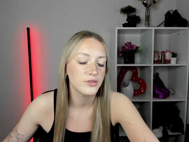 EvelynBlond live cam on BongaCams