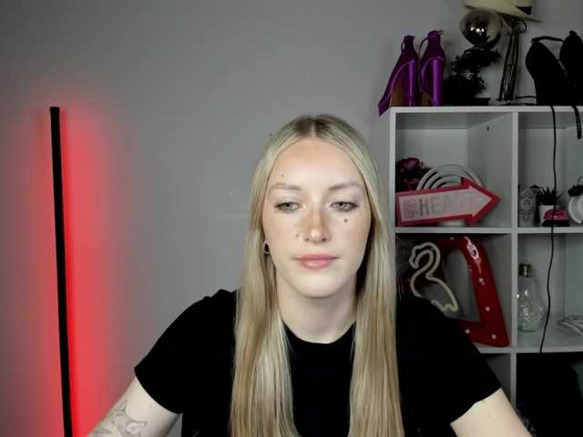 EvelynBlond live cam on BongaCams