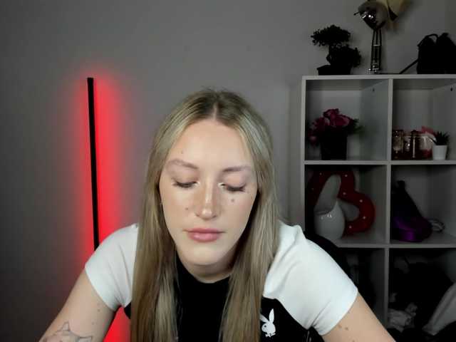 EvelynBlond live cam on BongaCams