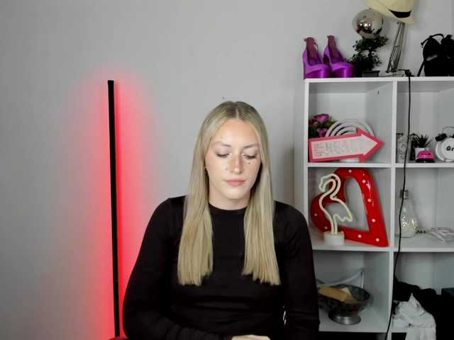 EvelynBlond live cam on BongaCams