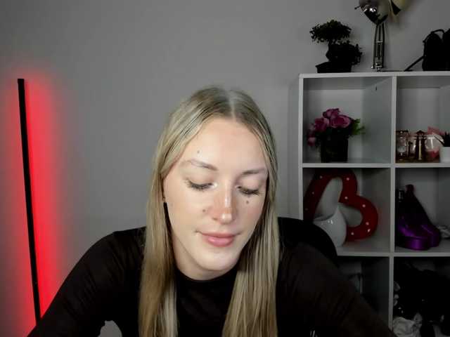 EvelynBlond live cam on BongaCams