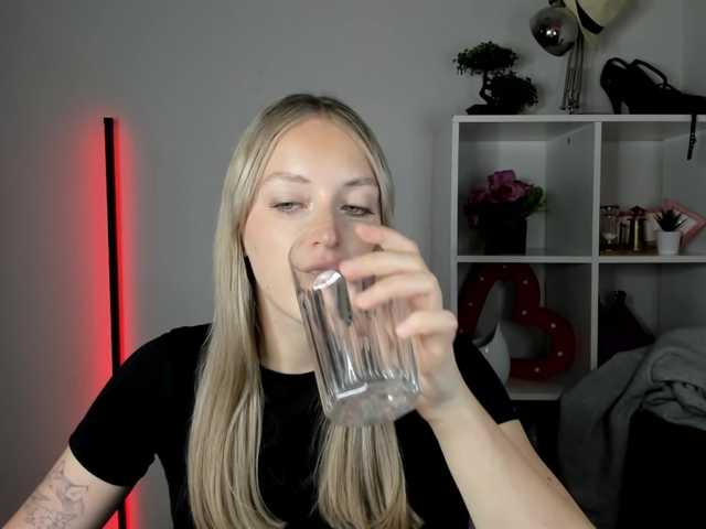EvelynBlond live cam on BongaCams