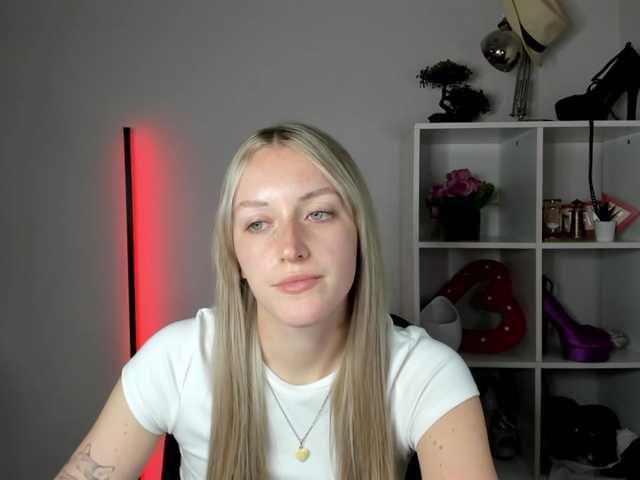 EvelynBlond live cam on BongaCams
