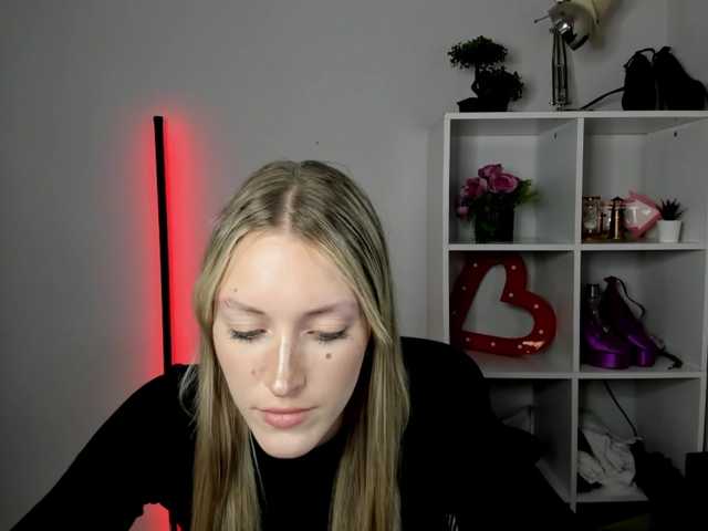 EvelynBlond live cam on BongaCams