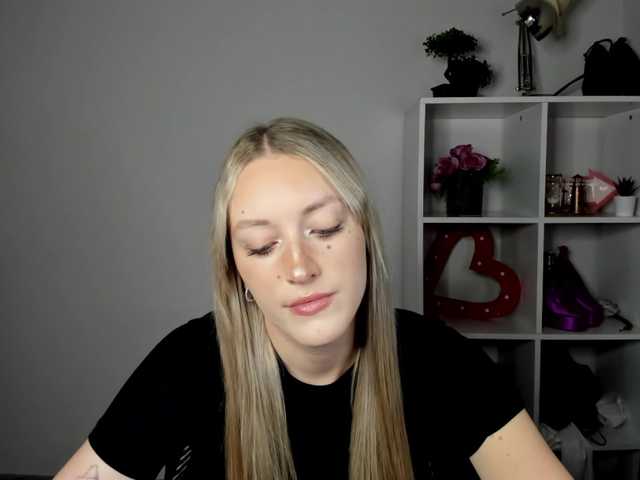 EvelynBlond live cam on BongaCams