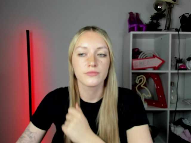EvelynBlond live cam on BongaCams