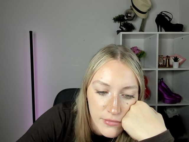 EvelynBlond live cam on BongaCams