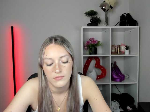 EvelynBlond live cam on BongaCams