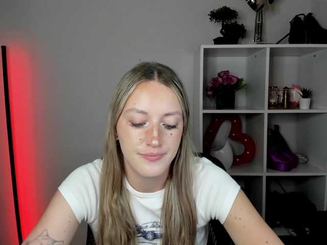 EvelynBlond live cam on BongaCams