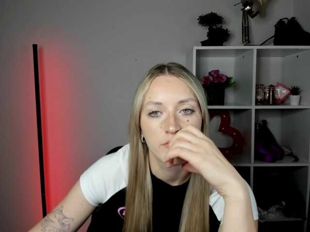 EvelynBlond live cam on BongaCams