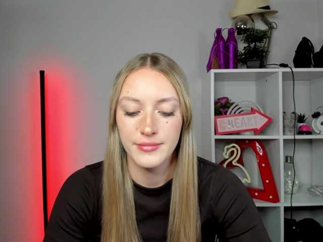 EvelynBlond26 webcam