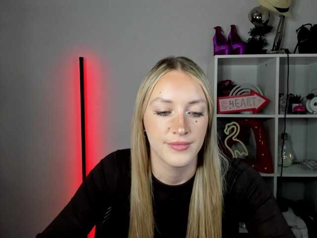 EvelynBlond live cam on BongaCams
