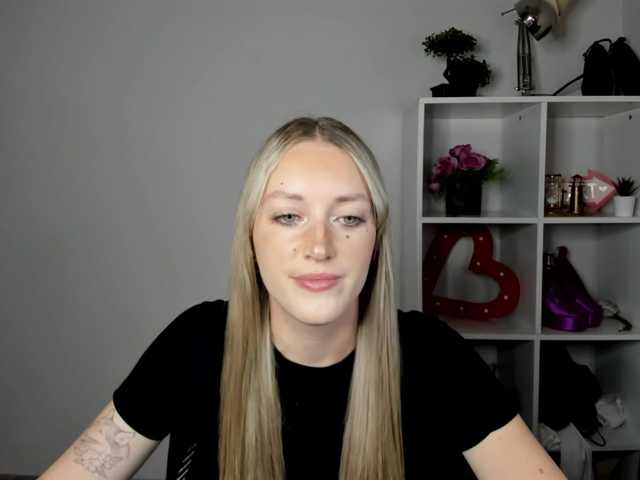 EvelynBlond live cam on BongaCams