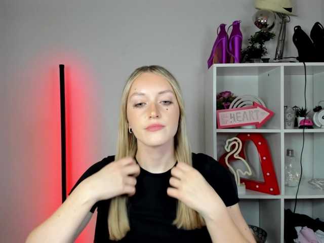 EvelynBlond live cam on BongaCams
