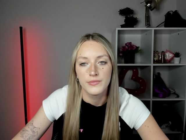 EvelynBlond live cam on BongaCams