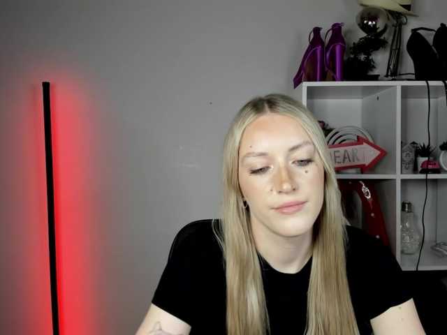 EvelynBlond live cam on BongaCams