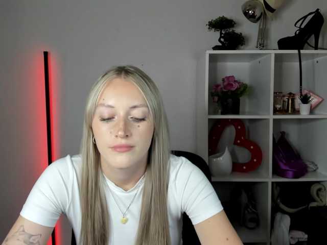 EvelynBlond live cam on BongaCams