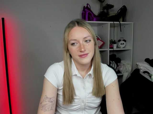 EvelynBlond's BongaCams show and profile