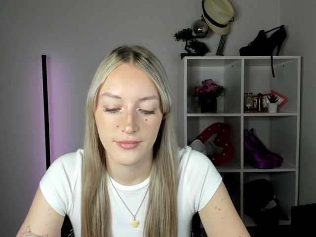 EvelynBlond26 live cam preview