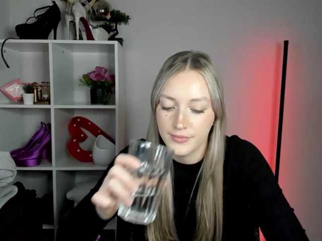 EvelynBlond live cam on BongaCams