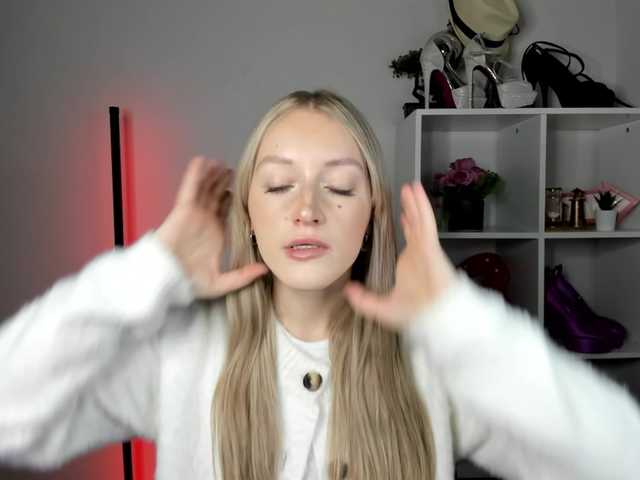 EvelynBlond live cam on BongaCams