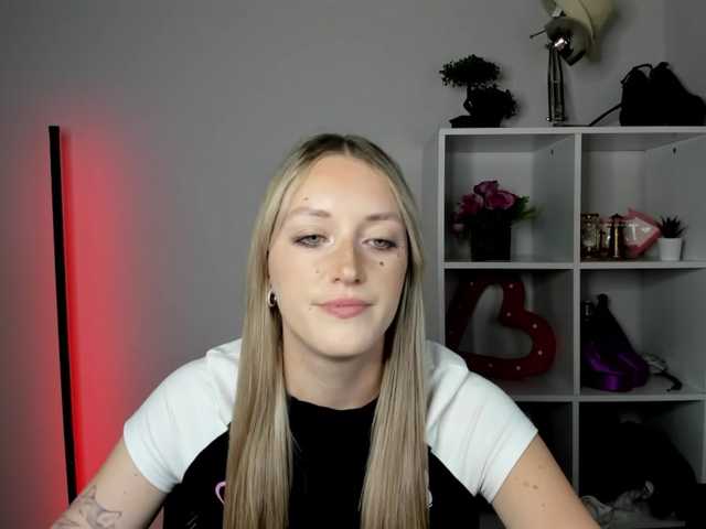 EvelynBlond live cam on BongaCams