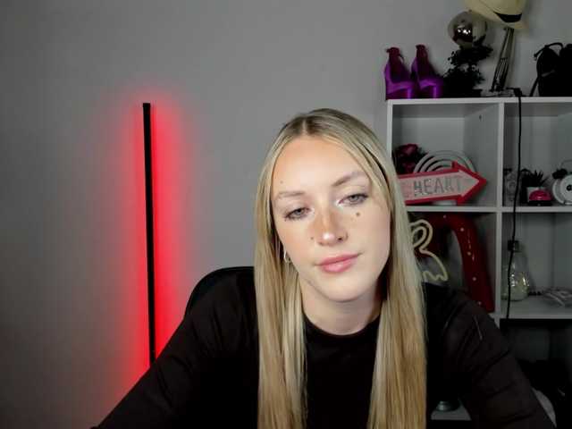 EvelynBlond live cam on BongaCams
