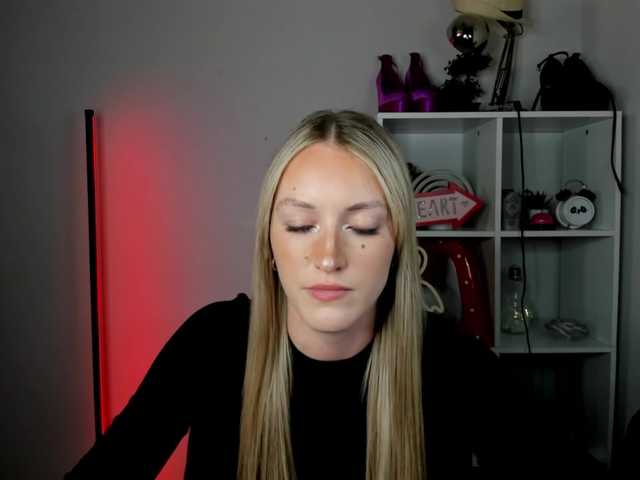EvelynBlond26 webcam