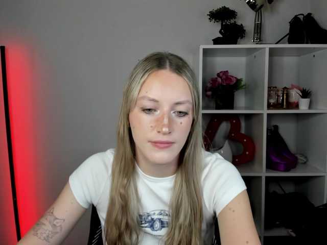 EvelynBlond live cam on BongaCams